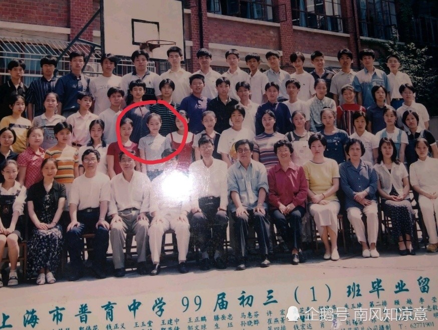 唐嫣初中班级毕业照流出,果然是从小美到大的