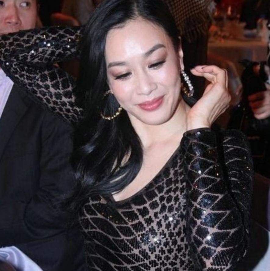 钟丽缇出席活动,看到最后一张后,网友:得此女伴