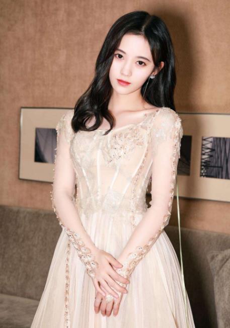 鞠婧祎有多美?看到她穿"婚纱"时的样子,网友:女生也抵抗不了