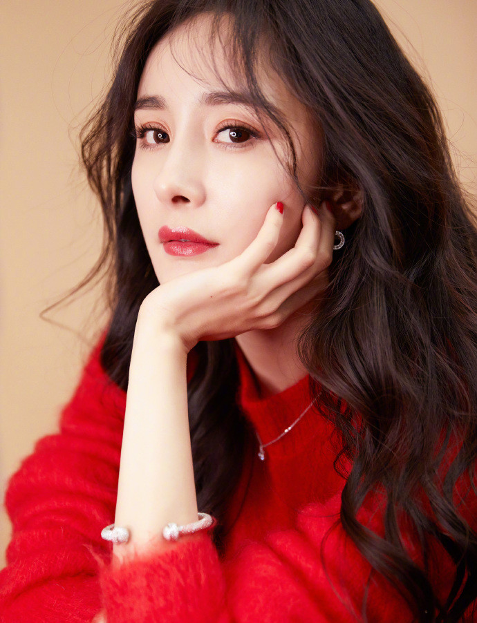 杨幂终于换发型了,黑直发变羊毛卷,少女感爆棚!