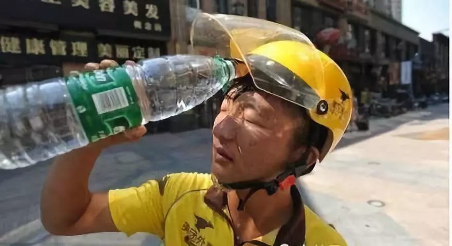 凌晨三点的杭州,我目睹了一位外卖小哥在哭泣