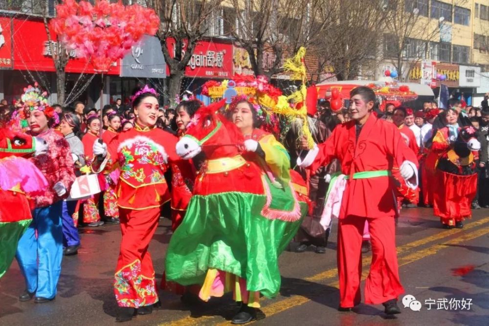 实拍忻州各地方街头闹红火!划旱船,彩车!场面震撼!