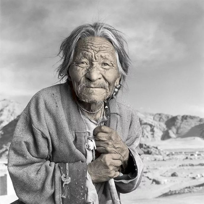 世界十大顶尖纪实人像摄影师菲尔·波吉斯的《藏族人的肖像》