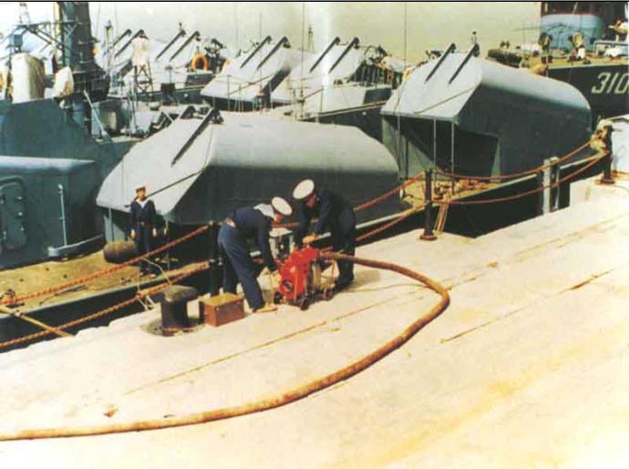 停泊在码头的021型导弹艇,四个导弹发射箱非常硕大