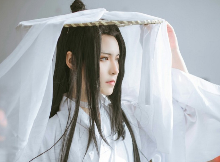 《天官赐福》cos:漫展小姐姐神还原谢怜,一袭白袍仙气