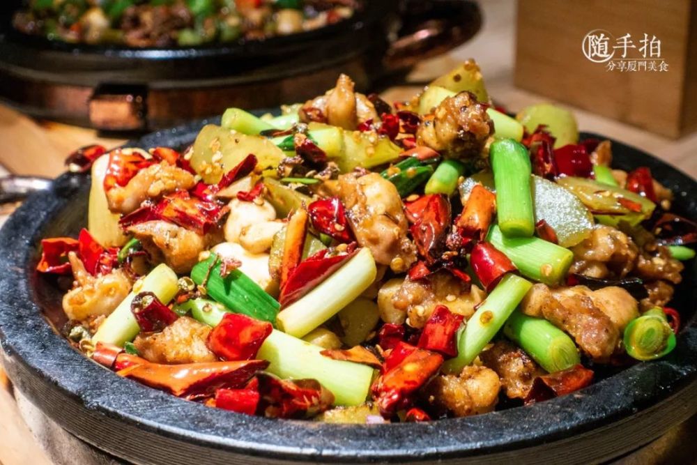 俗话说,"辣子鸡,辣子鸡,辣子堆里去找鸡" 用在这道菜上非常合适.