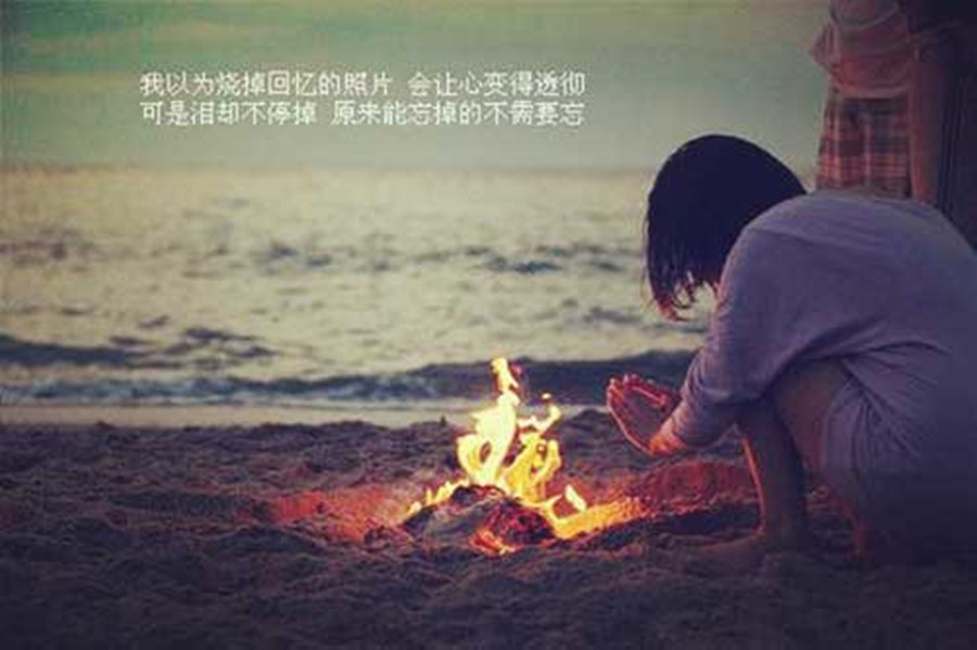 男人心中忘不掉一个人,一般有这种表现,不要再痴心妄想了