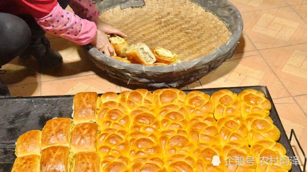 烤好的结子馍馍,金黄金黄的.