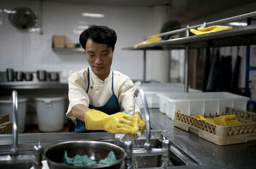 香港一家饭店招聘洗碗工,底薪一万二,为何很多人不愿意去?