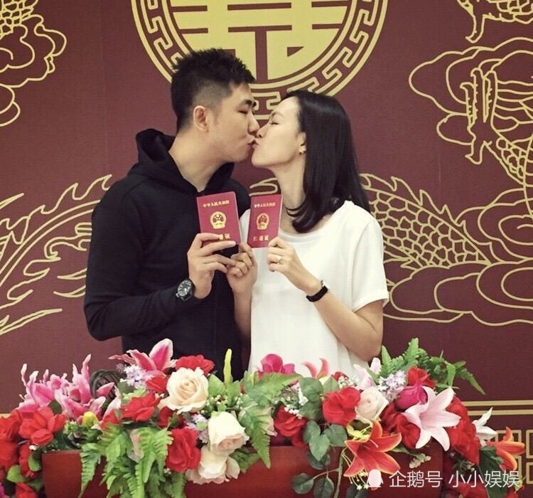 恭喜!又一女星怀孕,挺大肚子自拍,评论区却一片