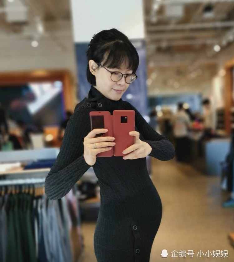 恭喜!又一女星怀孕,挺大肚子自拍,评论区却一片