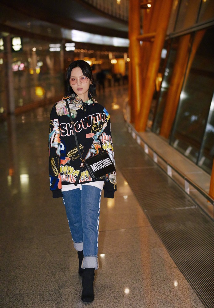 周笔畅厉害了,穿"花卫衣"也能完美驾驭,果然颜值高就是不一般