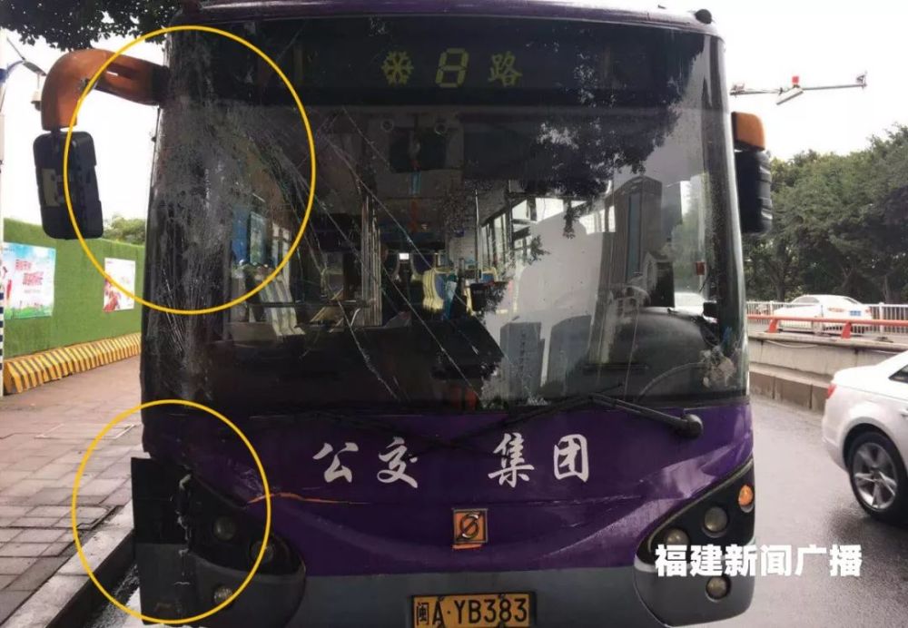 事故发生在上午9点钟左右,一辆8路公交车行驶到鳌