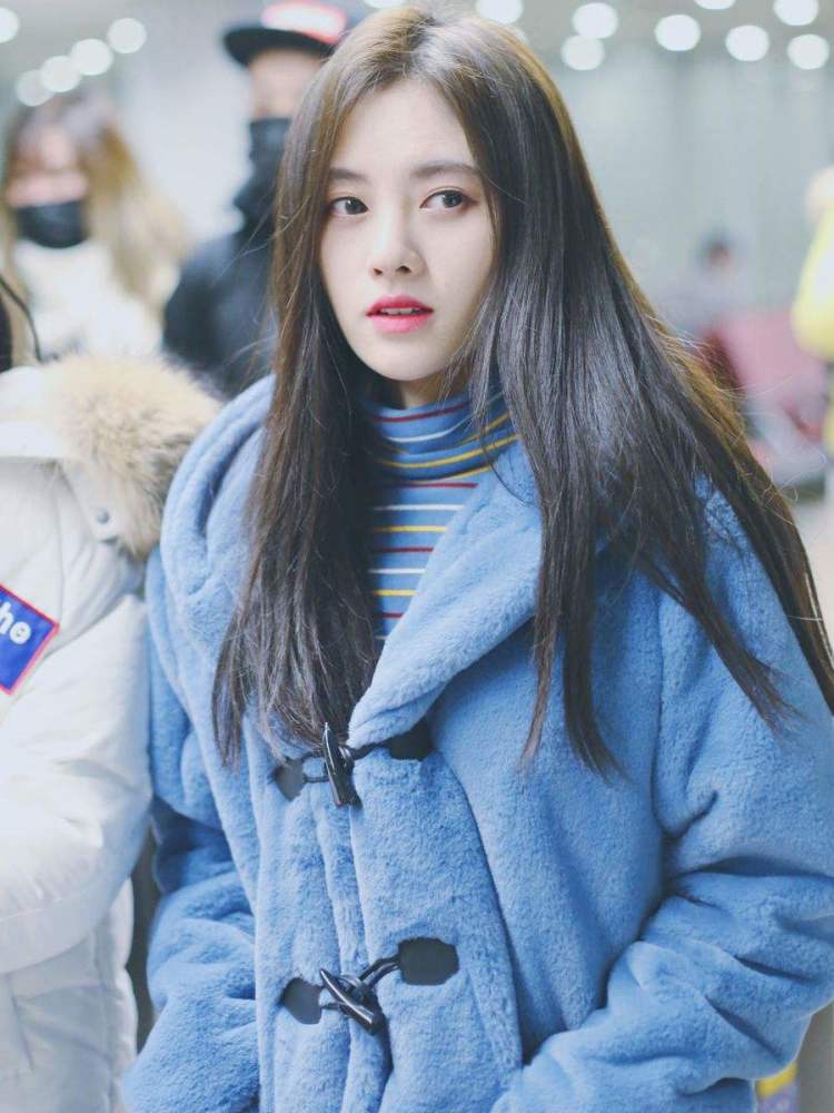 鞠婧祎机场被求婚?她3字回复男粉丝,网友:你