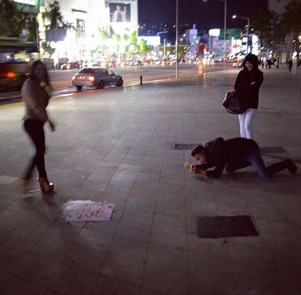 女孩蹲下的时候,男朋友们的拍照姿势更是低到尘埃里