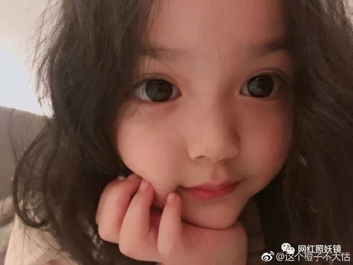 6岁女孩靠卖萌圈粉50万,戴美瞳,种睫毛,割双眼皮…整容要从娃娃抓起?