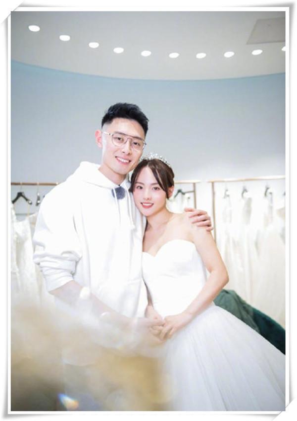 张嘉倪买超哪像结婚五年的老夫老妻?机场秀恩