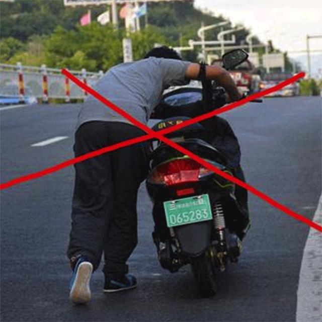 多数人电瓶车爆胎用推,真蠢!聪明人这样做,现在学还不