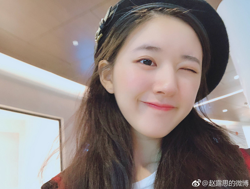 赵露思中学照片流出,当年就是萌妹子,被粉丝堵在校门口围观