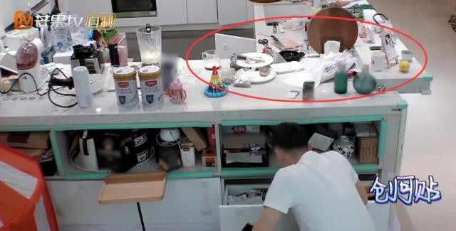 看了包文婧的衣帽间再看张嘉倪的,家庭主妇和