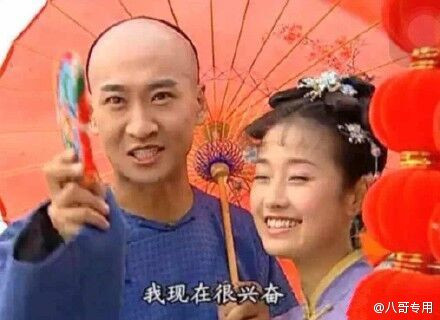 女子顺走衣服嫌颜色不好看,回去换时被抓,把商