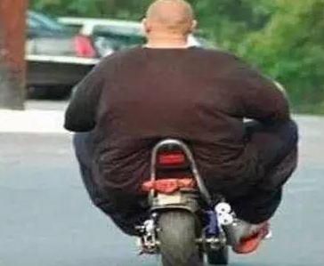 女子顺走衣服嫌颜色不好看,回去换时被抓,把商