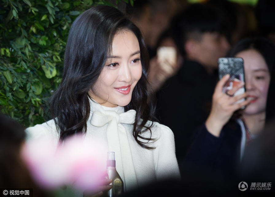 王鸥笑容灿烂心情靓 首正面回应:没插足 无婚史