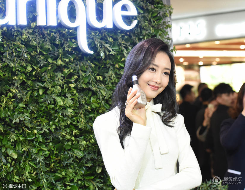 王鸥笑容灿烂心情靓 首正面回应:没插足 无婚史