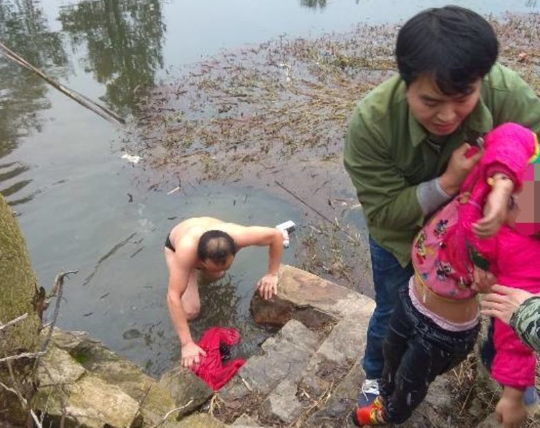 走访路上,黄冈一扶贫干部跳下刺骨冰水救上溺水女童