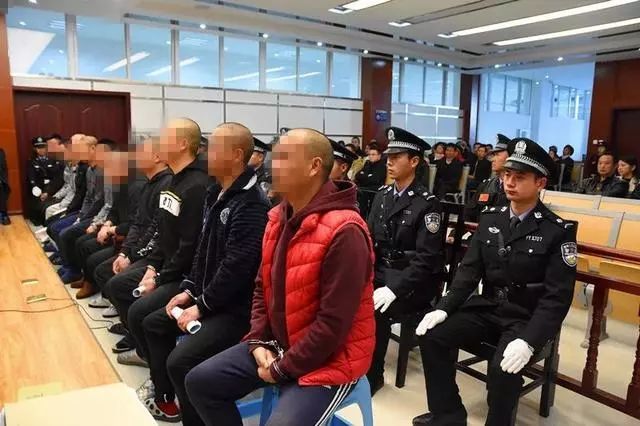 11人的恶势力团伙涉嫌非法拘禁,敲诈勒索……大理又一涉恶案件开庭!