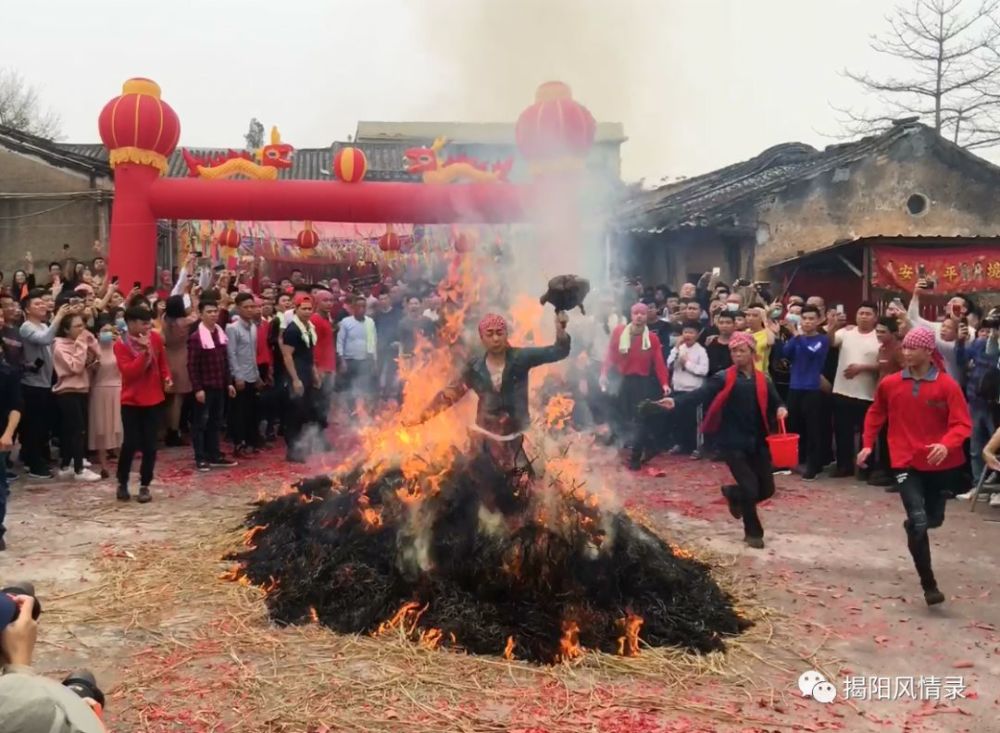 揭阳市月城镇篮头灰窑村"营佛祖爷"跳火堆!场面超级壮观!