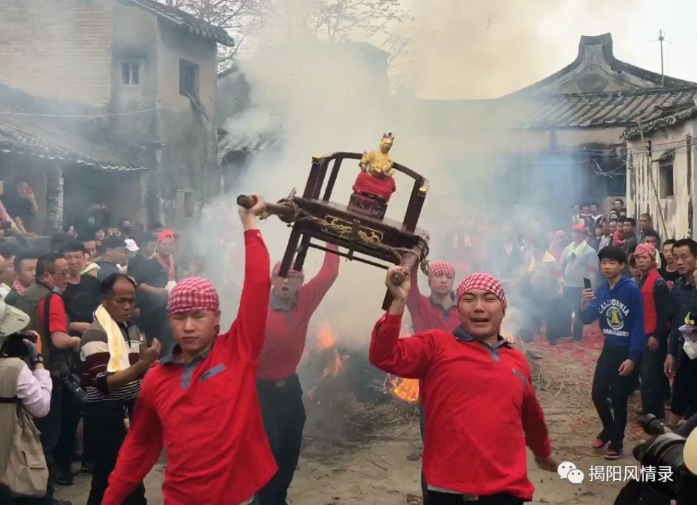 揭阳市月城镇篮头灰窑村"营佛祖爷"跳火堆!场面超级壮观!