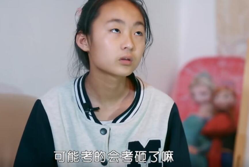 变形计贫困女孩不想辍学,在小考上作弊,看到作弊的方式网友炸锅