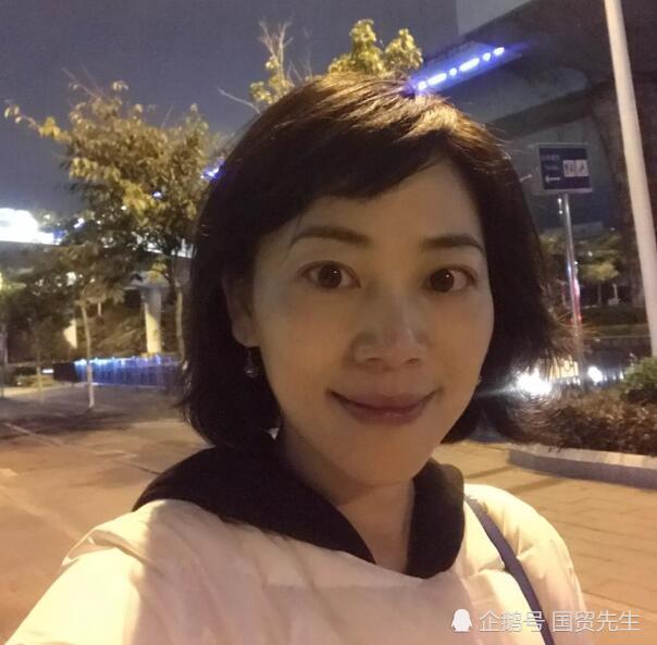 她是央视新闻主播,被誉为复旦才女,如今47岁素颜生活照曝光