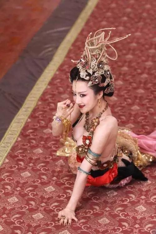 在众多影视剧中,苏妲己被塑造成性感妩媚的狐妖形象,上图便是李依晓