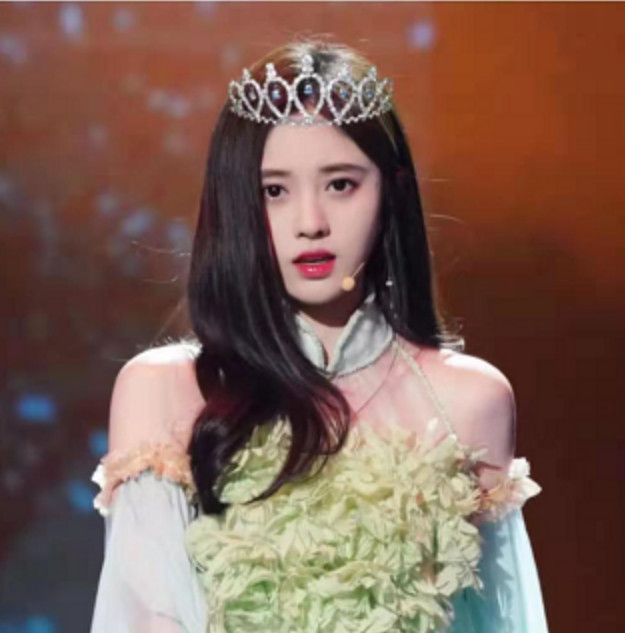 女名星带上皇冠:热巴高贵,鞠婧祎犹如仙女,杨颖就是女神本神!