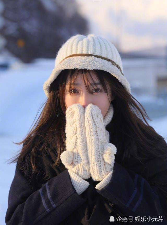 秦岚拍雪景写真双手捂脸,可爱感爆棚,猫系可爱美女