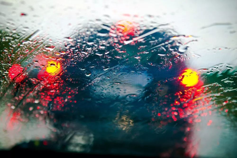 下雨天车窗玻璃总挂水,路况看不清?