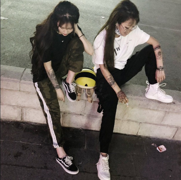 杨清柠与顾茜茜同拍"社会照",竟被身上纹身抢镜,果然人以群分