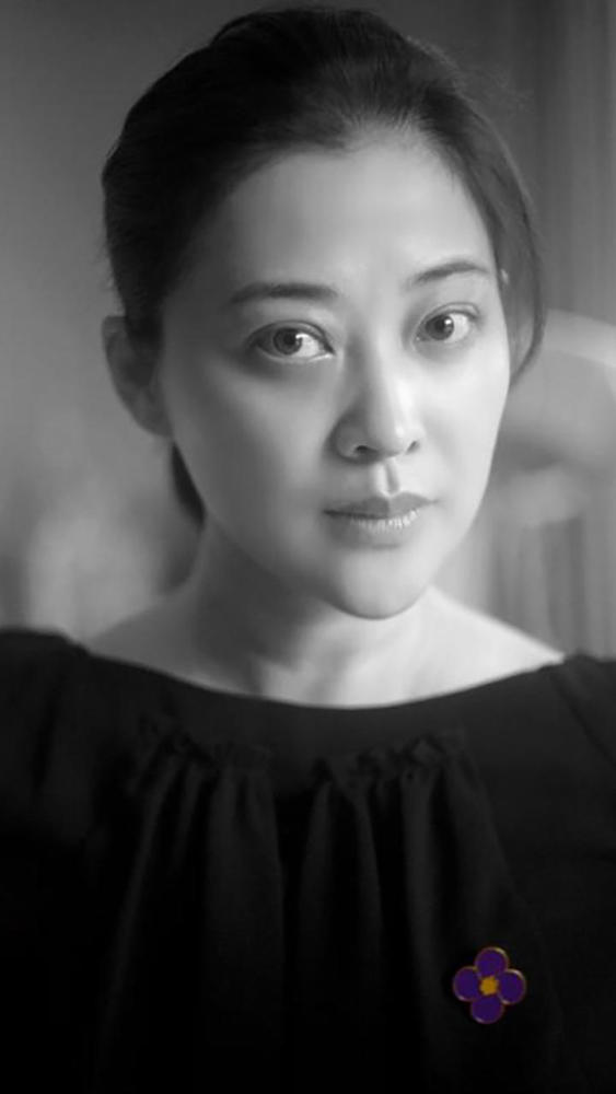梅婷素颜近照,70岁老公现身破传言,女儿可爱和爸爸很像