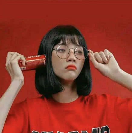 易拉罐装的了,甚至是口红都跟如背景如此的相对应,如果新年拿这个当