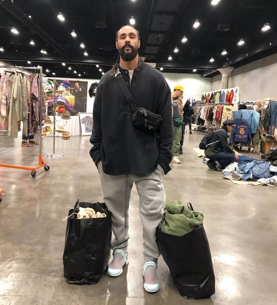 jerry lorenzo 脱掉自家联名球鞋