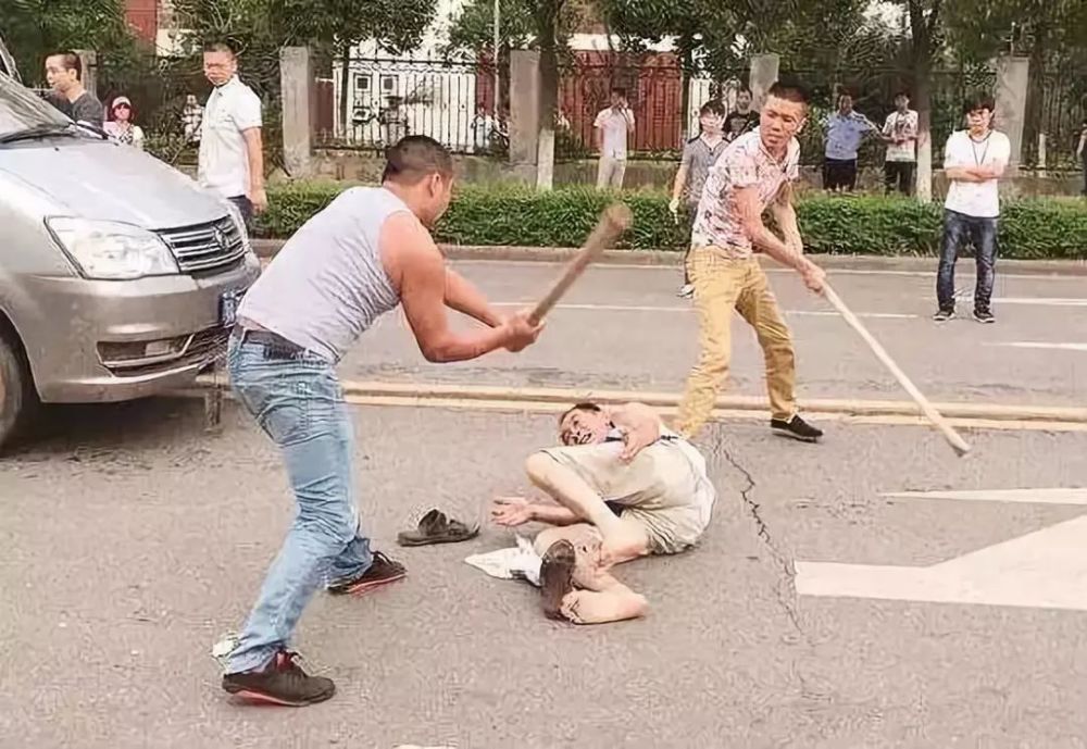 路边一女子跪地哭泣,男子上前询问竟惨遭杀身之祸!