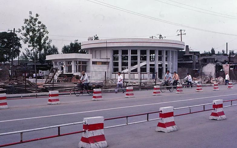 1976年1月10日,天津地铁新华路至海光寺段试通车.