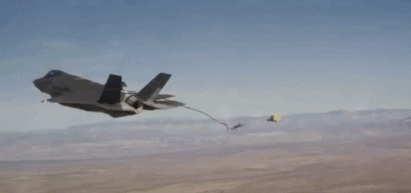值得歼20借鉴:f35空中投放减速伞,比眼镜蛇机动更实用