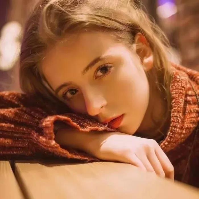 这张图给人的感觉真的是又酷又美啊,酷酷的女孩子没准也是有着一颗