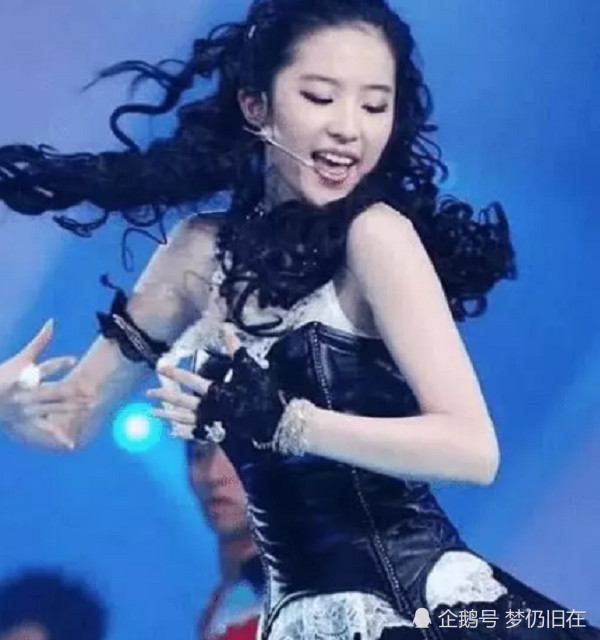 刘亦菲十几年前旧照,穿短裙在台上跳舞,被"小龙女"惊艳到了