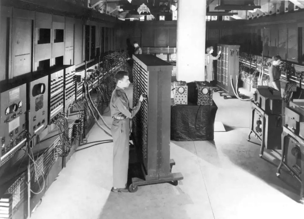 1946年的2月14日,世界上第一台电脑—— eniac(电子数字积分器与计算