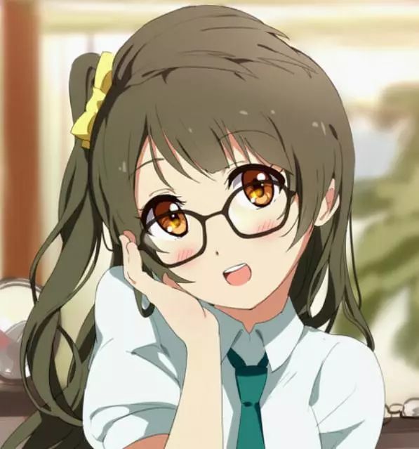 校园风少女头像:笑容甜美,自信十足的女学霸.