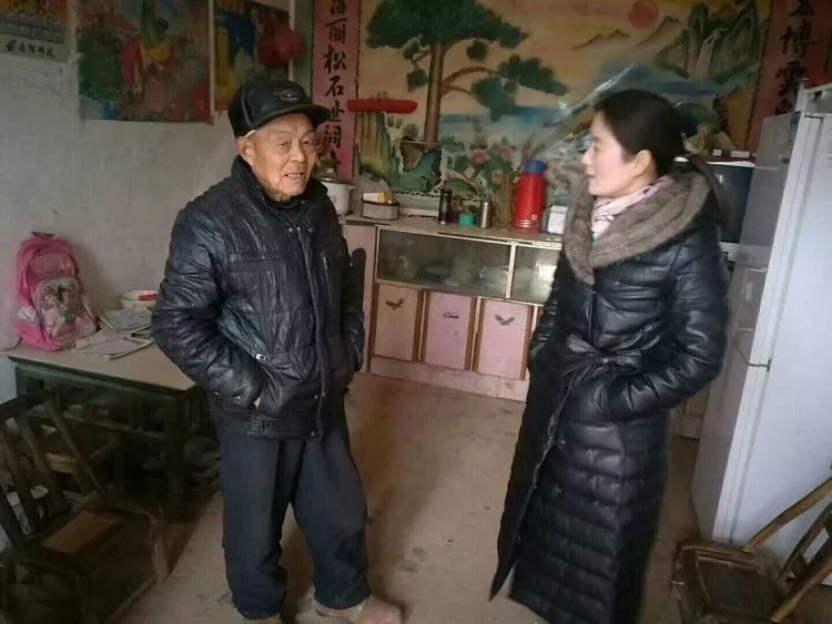 寺湾镇党委书记何丽关心疾苦深入扶贫一线全面了解寺湾扶贫形势